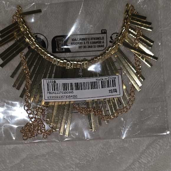 Elegant Gold Necklace - Picture 5 of 9